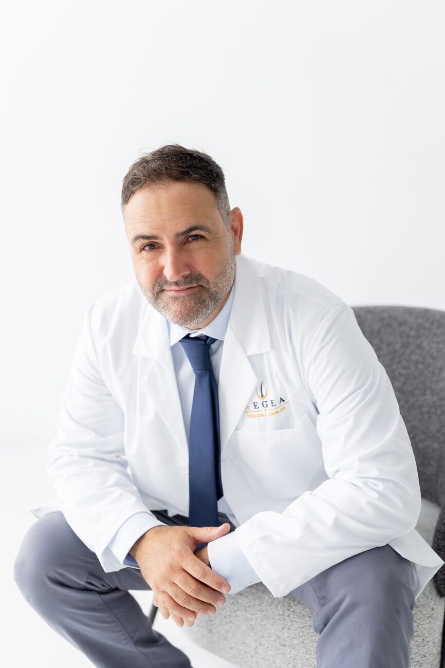El Dr. Egea con bata blanca