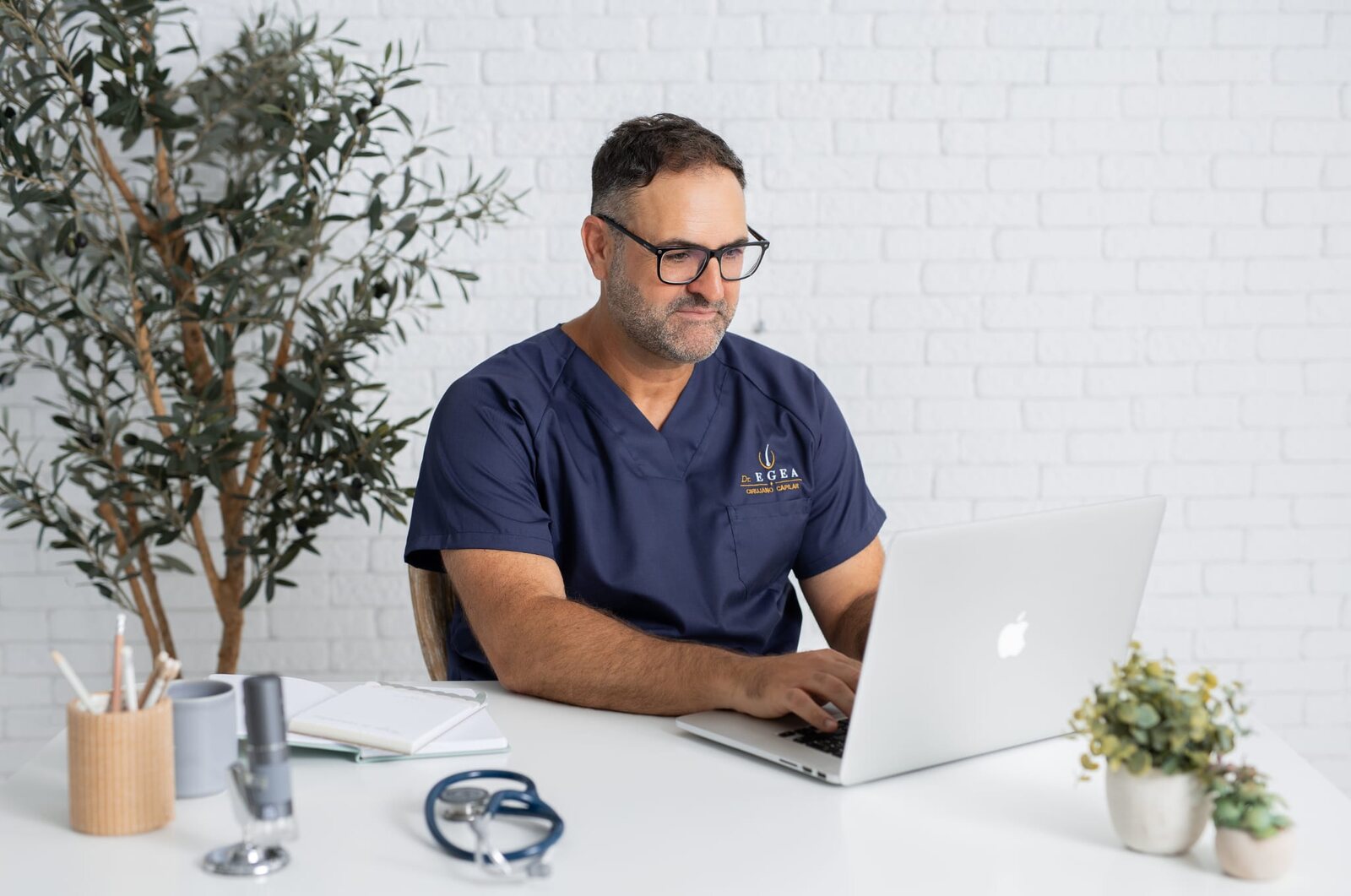 Dr. Egea en consulta
